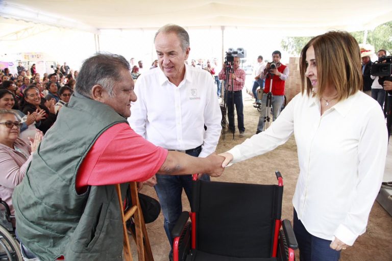 JM Carreras y Lorena Valle Rodríguez entregan apoyos de DIF estatal a familias de SLP y Soledad