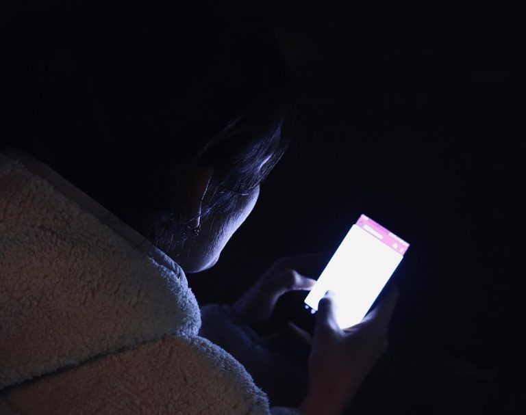Reducir brillo en la pantalla de celulares, tabletas y computadoras previene síndrome de ojo seco