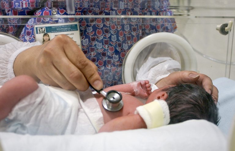 IMSS atiende a bebés prematuros con malformación vascular