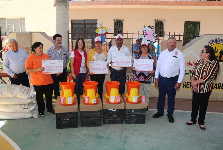 La presidenta del DIF entregó granjas avícolas y otros apoyos en Charcas