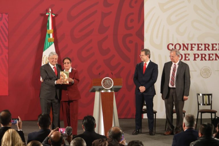 Docente potosina participó en 61 aniversario de la CONALITEG, en palacio nacional: JRD