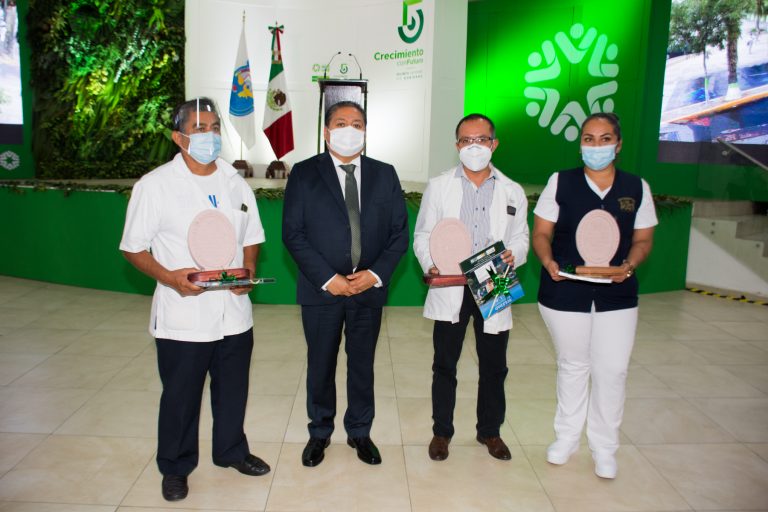 Entrega reconocimiento a trabajadores del Hospital General de Soledad