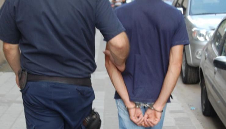 Sujeto es detenido por portación de arma de fuego y droga