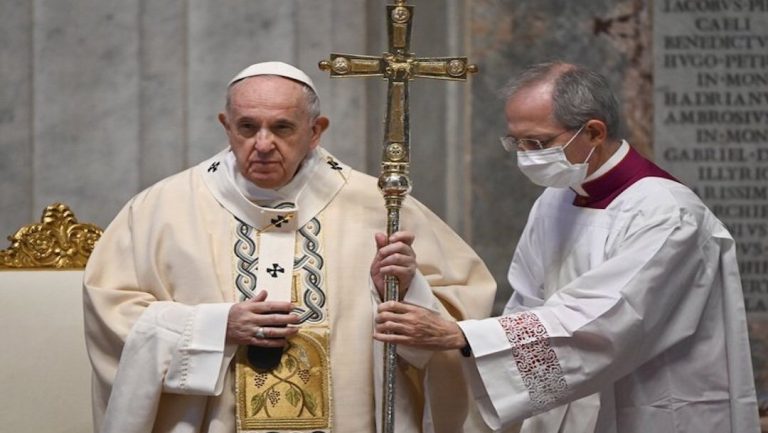 Papa Francisco critica protestas contra las medidas anticovid en nuevo libro