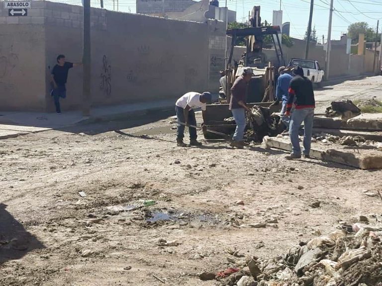 Ayuntamiento de Soledad lleva a cabo limpieza de canales de aguas negras