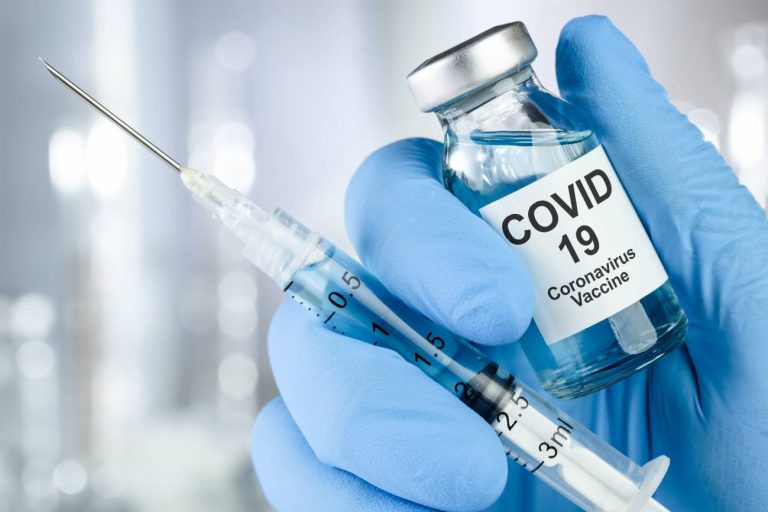 Vacunas COVID-19 de Pfizer y Moderna podrían ser autorizadas en EEUU en semanas