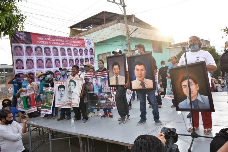 Padres de normalistas de Ayotzinapa exigen al Ejército no ‘encubrir’ al capitán Martínez Crespo
