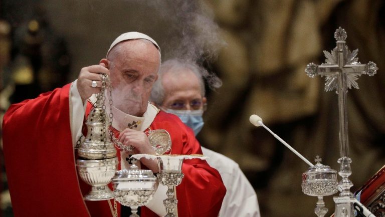 Papa celebra ante pocos fieles la misa por obispos y cardenales difuntos por COVID-19