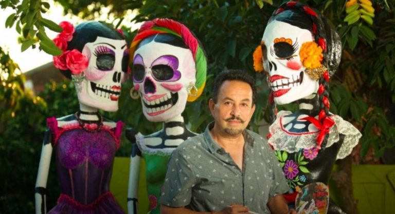 Catrinas de artista mexicano adornan el Día de Muertos en California