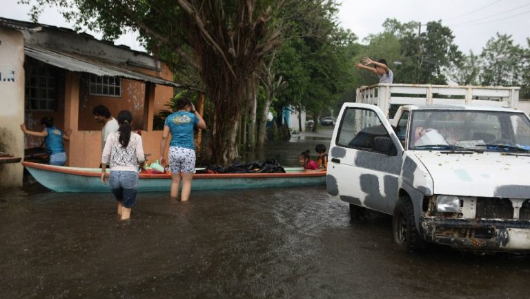 AMLO suspende gira y viaja de emergencia a Tabasco por inundaciones