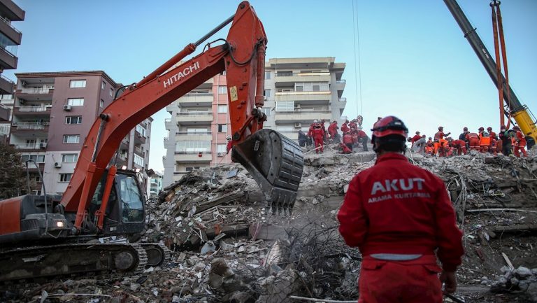 Suman 51 muertos en Turquía por el terremoto
