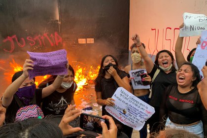 Policía dispersa a feministas con disparos al aire durante marcha en Cancún