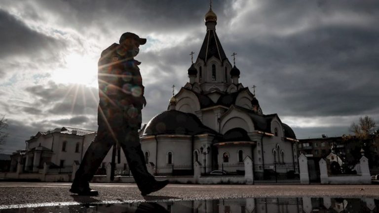 Rusia bate récord diario de casos y decesos por COVID-19