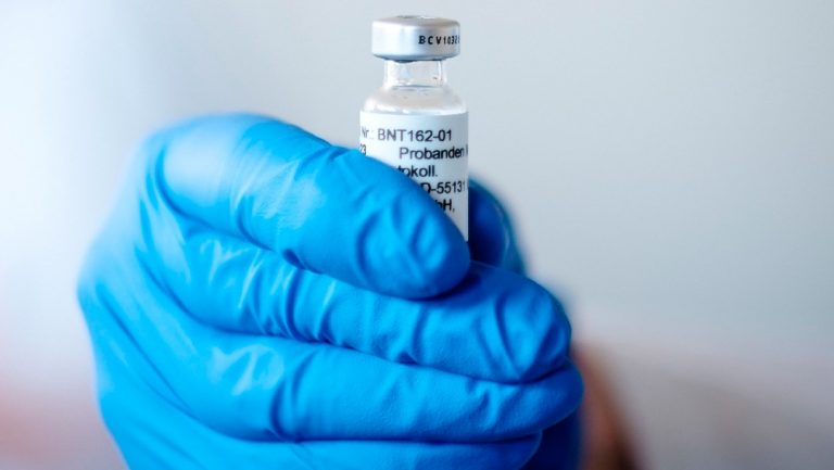 Primeras vacunas COVID-19 en México estarían disponibles en semanas: SHCP