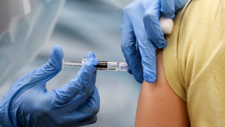 Vacuna de Pfizer y BioNTech reporta 90% de eficacia