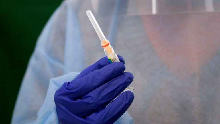 Primeras vacunas COVID-19 podrán aplicarse horas después de su aprobación en EEUU