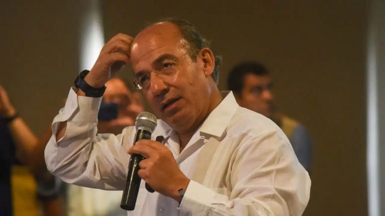 Felipe Calderón visita hospital para realizarse estudios por COVID-19