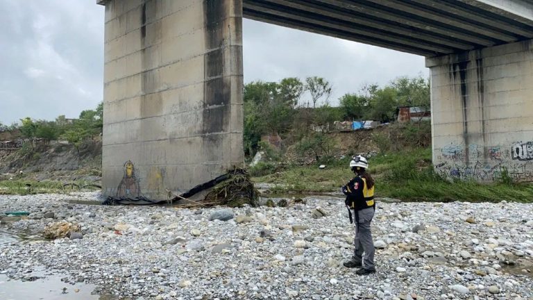 Buscan a mujer que fue arrastrada por la corriente en el Río Sabinitas, Nuevo León