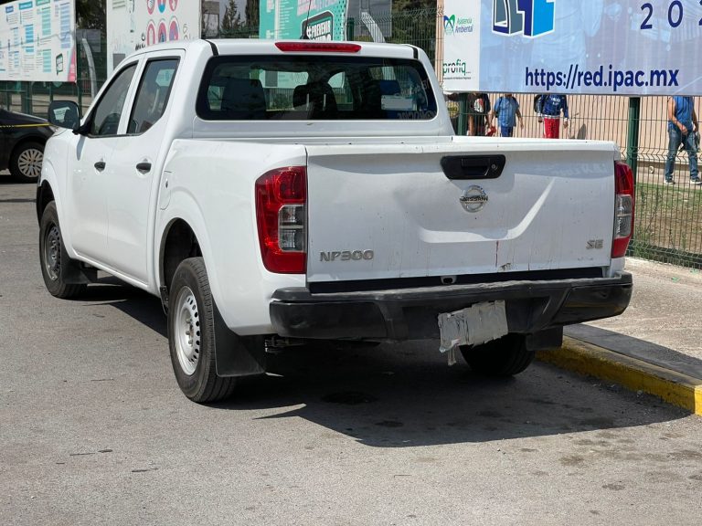 Abandonan camioneta cerca del distribuidor Juárez con aparentes marcas de sangre