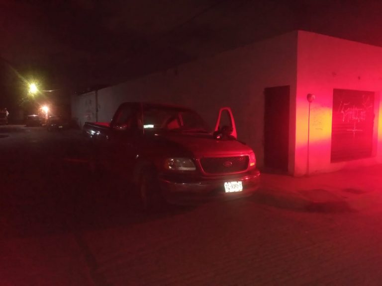 Policías de Soledad aseguran a masculino con camioneta robada en la Colonia San Antonio