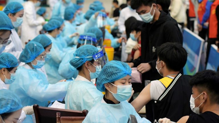 China se convierte en el primer país en aplicar 1.000 millones de dosis de vacunas contra el covid-19
