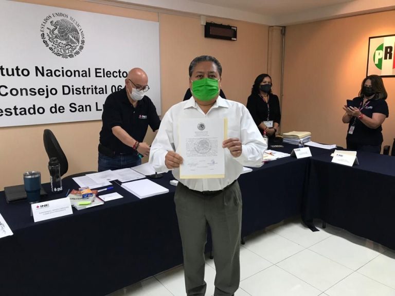 “Ejerceremos con honorabilidad”, expresa Gilberto Villafuerte al recibir constancia de mayoría como Diputado Federal del VI Distrito