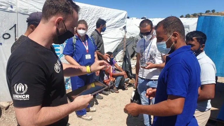 Grecia inicia vacunación a refugiados de islas del Egeo