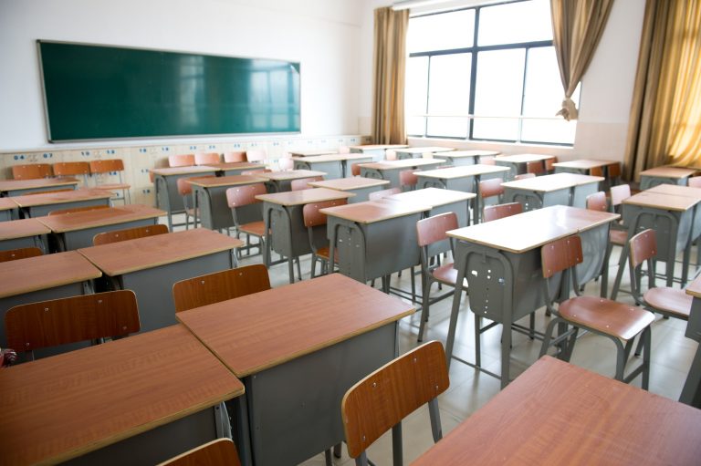 Autoridades confirman brote de COVID en escuela privada