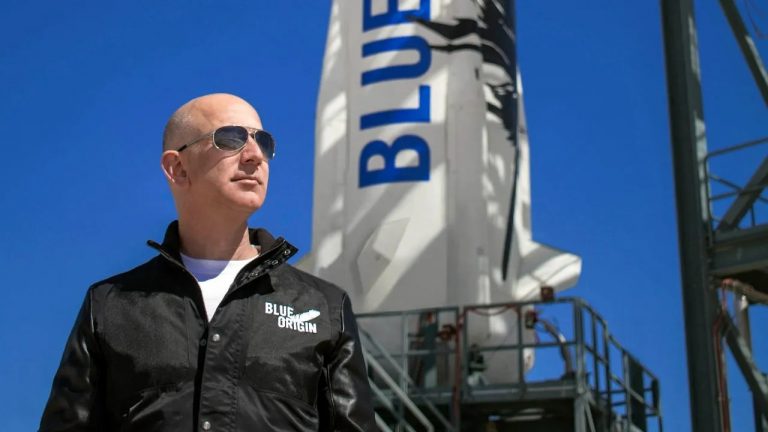 Jeff Bezos viaja con éxito al espacio a bordo de su nave