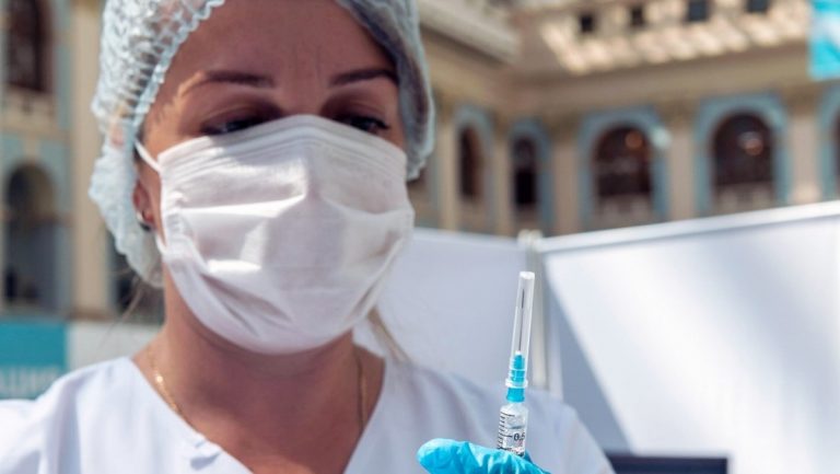 Los extranjeros podrán vacunarse contra el covid-19 en 25 policlínicas de Moscú