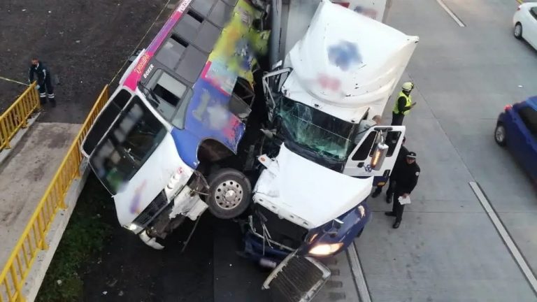 Mueren cuatro personas por choque de tráiler contra camiones de pasajeros en la México-Querétaro