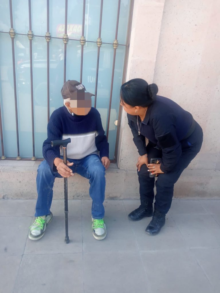 Policías de Soledad entregan a un adulto mayor extraviado a sus familiares