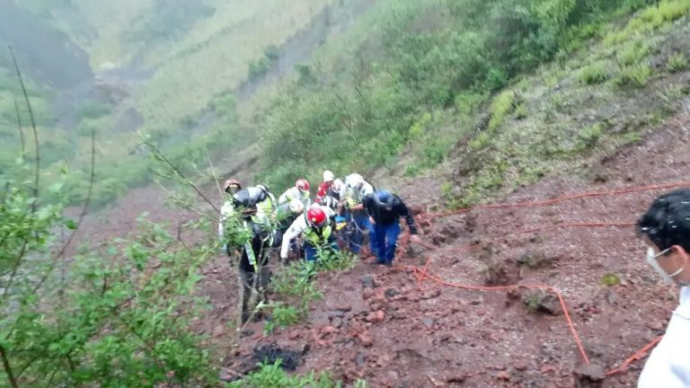 Excursionistas caen al cráter del volcán Xitle en el Ajusco; muere una mujer y 5 resultan lesionados