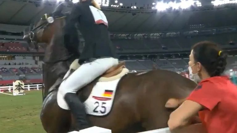 Descalifican a entrenadora alemana por golpear a caballo durante el pentatlón moderno en Tokyo 2020