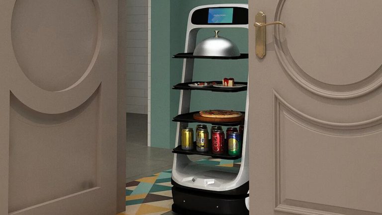 Restaurante de California ‘contrata’ a un robot para compensar la escasez de trabajadores