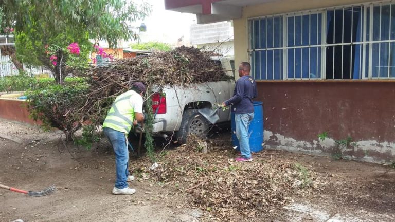 Ayuntamiento de Soledad continúa realizando tareas de limpieza en escuelas