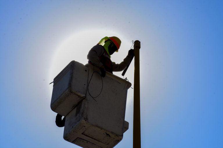 Ayuntamiento de soledad cuenta con un eficiente programa de reparación de luminarias