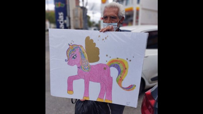 abuelo-vende-dibujos-nietas-huerfanas