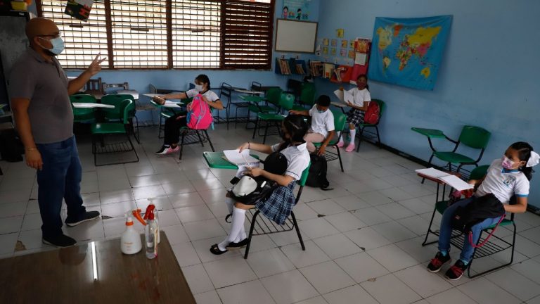 Cierran cuatro escuelas de Chihuahua por covid; Guanajuato detecta 13 casos sin cierres