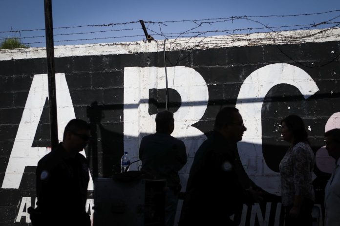 HERMOSILLO, SONORA, 05JUNIO2016.- A pesar del calor se llevó a cabo una de varias misas  en memoria de los niños que perdieron la vida durante el incendio de la guardería ABC hace ya siete años. Con la asistencia de padres y madres de niños que perecieron en la tragedia, que aún no ha sido esclarecida por parte de las autoridades y a la fecha nadie esta detenido por estos hechos. La liturgia se celebró afuera de las instalaciones de la estancia infantil donde ocurrió la tragedia el 5 de junio de 2009. Al finalizar la misa se soltaron globos al cielo para recordar a los niños. Por la tarde serán recodados los 49 bebes fallecidos con una marcha multitudinaria en la capital de Sonora. FOTO: LUIS GUTIÉRREZ /NORTEPHOTO/CUARTOSCURO.COM