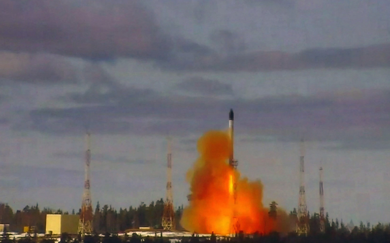 Hará reflexionar a quienes amenacen a Rusia: Putin tras pruebas con misil balístico