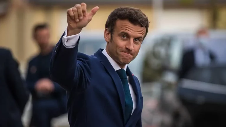 Macron asegura ante Zelenski que reforzará la ayuda militar a Ucrania