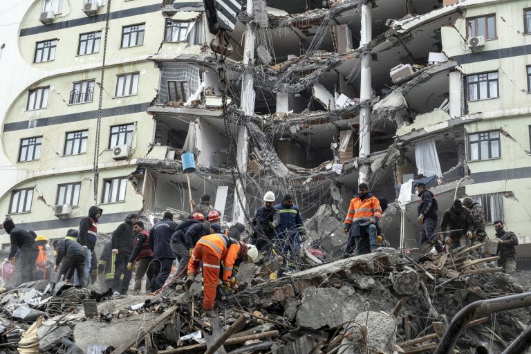 Más de 2 mil 300 muertos por el sismo: al menos mil 498 en Turquía y 851 en Siria