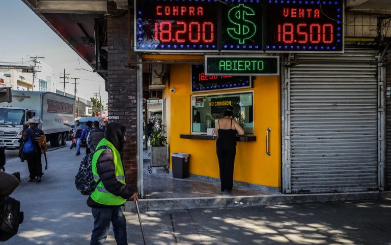 Remesas récord empujan a las familias en frontera entre México y EE.UU.