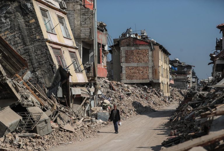 Número de víctimas del terremoto en Turquía supera ya las 43 mil 500