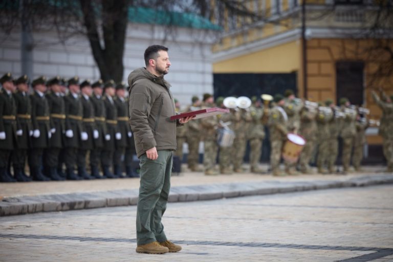 “Un año de dolor, tristeza y unidad”: Zelenski en el aniversario de la guerra en Ucrania