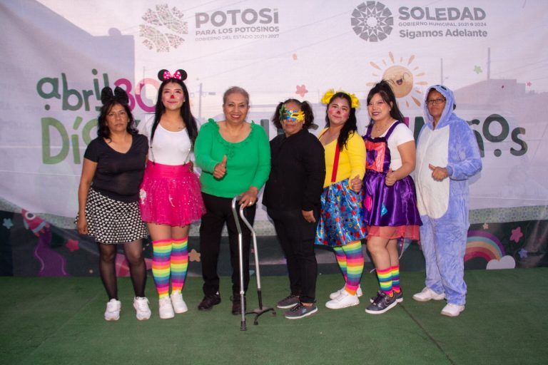 Alcaldesa Soledense festeja a las niñas y los niños en el quinto día de las caravanas