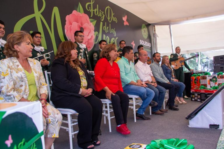 Leonor Noyola y Ricardo Gallardo festejaron a las madres en su día