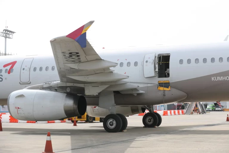 Hombre que abrió salida de emergencia durante vuelo en Corea del Sur dice que quería bajarse rápido