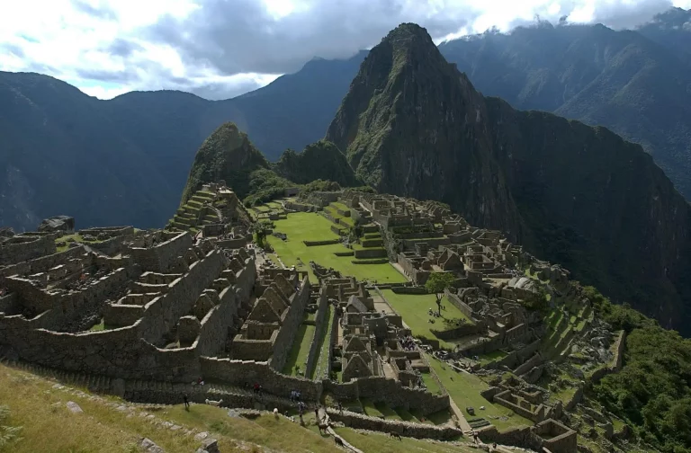 Expulsan a dos turistas europeos por tomarse fotos desnudos en Machu Picchu